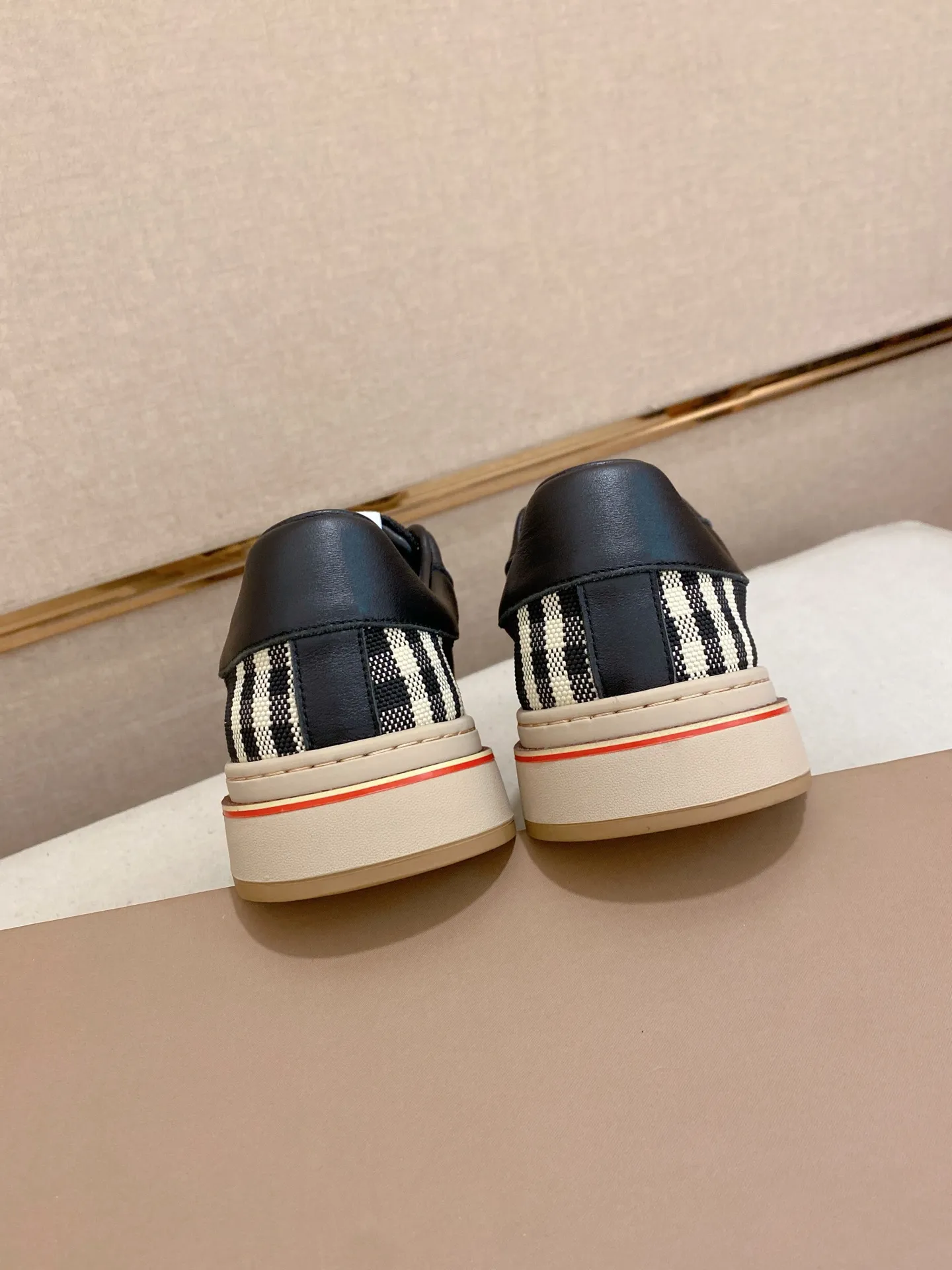 Men's shoes💰: 400💰🇮🇹🇮🇹The counters are synchronized with BURBERRY's top purchasing agents🔍🔍Synchronized sales. Positive code number: 38-44. Italian imported cowhide with official website fabric. Fully imported sheepskin lining, sole: original sole provided by the original factory, exclusive movable molded sole, super comfortable, original factory follow-up goods, 🔍🔍high quality, you can enter and leave the counter at will, welcome to compare (can be customized 45)
